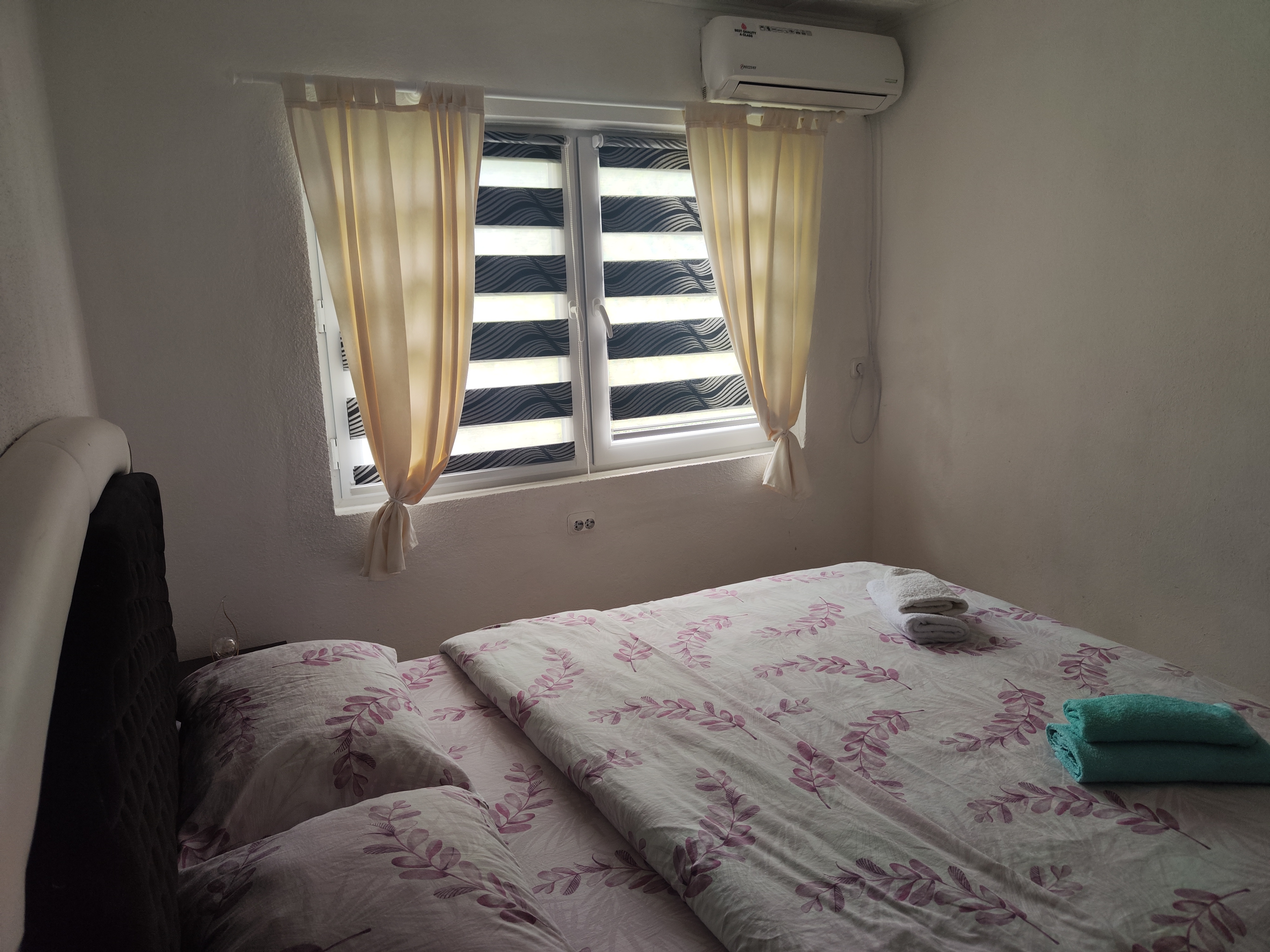 Room 2 - Queen Bed - 2