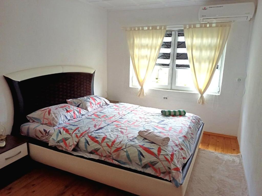 Room 2 - Queen Bed